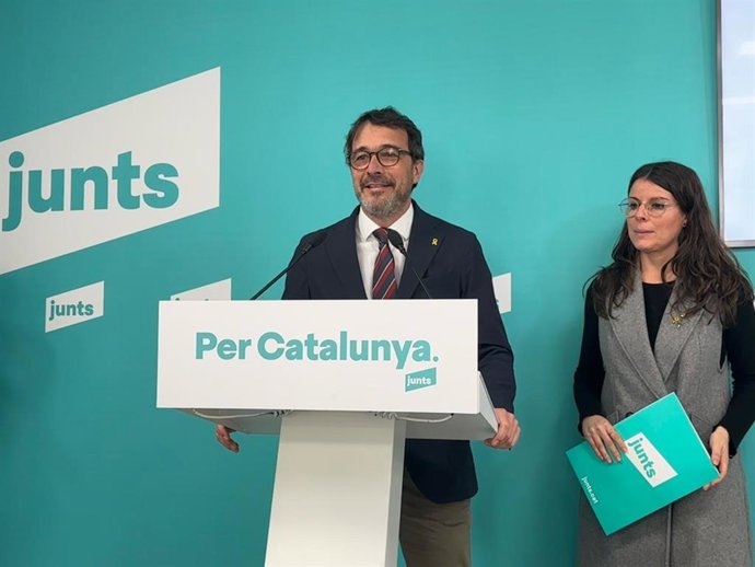 El portavoz de Junts, Josep Rius, con la portavoz parlamentaria, Mnica Sales, en rueda de prensa
