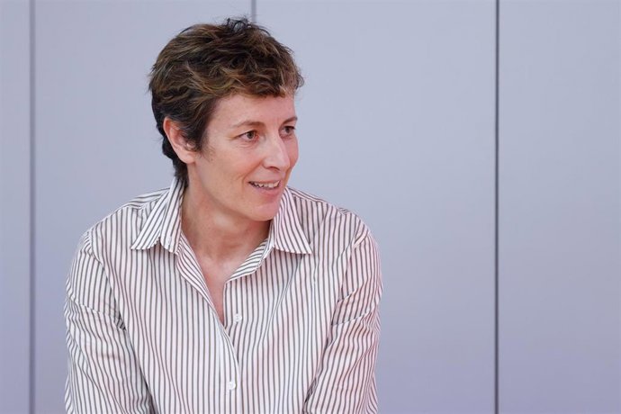 La presidenta de la FEB, Elisa Aguilar, atiende a los medios de comunicación. 