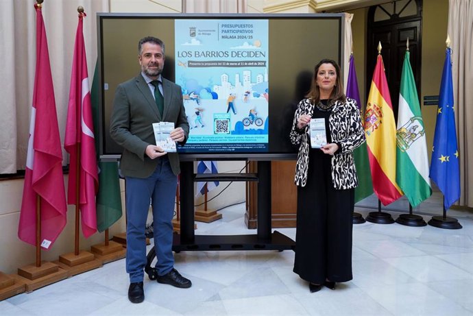 Los concejales delegados de Participación Ciudadana y de Economía y Coordinación de Distritos de Málaga, Mar Torres y Carlos Conde, presentan los presupustos participativos.