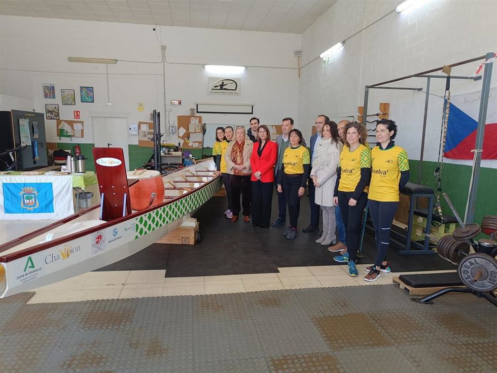 El Club Deportivo Piragüismo Tartessos Huelva ha presentado la embarcación Dragón Boat, cuya tripulación está formada principalmente por mujeres que han padecido cáncer de mama.
