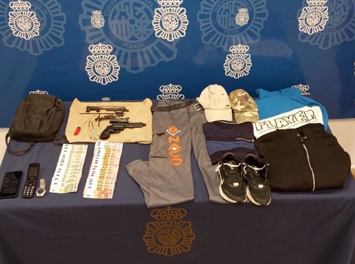 Objetos y dinero invervenidos en una operación de la Policía Nacional en Málaga