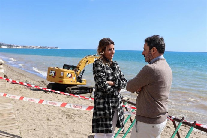 El secretario general del PP de Málaga, José Ramón Carmona, y la alcaldesa de Mijas, Ana Mata, visitan daños en las playas por el temporal.