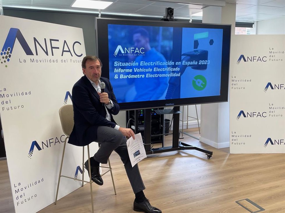 El director general de Anfac, José López-Tafall en la presentación del Barómetro de la Electromovilidad, este lunes. 