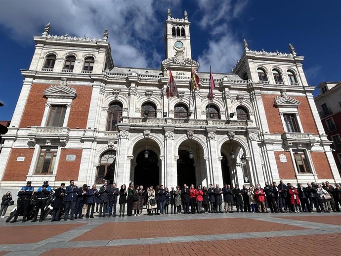Minuto de silencio ante el Ayuntamiento de Valladolid en recuerdo de las vícitmas del 11-M.