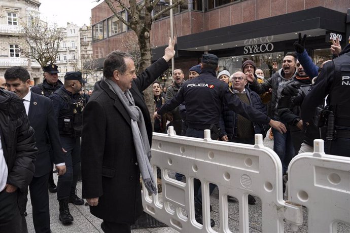 Archivo - Agentes de Policía Nacional junto a los trabajadores de la empresa de transporte público urbano de Vigo, Vitrasa, que increpan al alcalde de Vigo, Abel Caballero a su salida de un acto en diciembre de 2023.