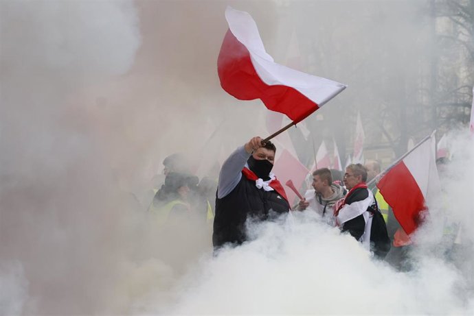 Imagen de archivo de agricultores polacos manifestándose en Varsovia. 