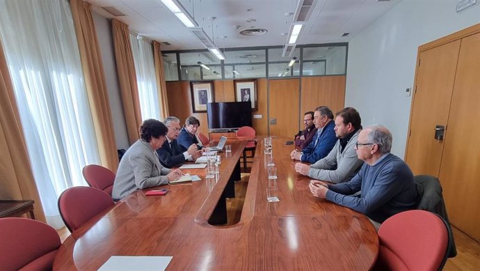 El delegado del Gobierno en Extremadura se reúne con representantes de la Cominudad de Regantes de Tierra de Barros