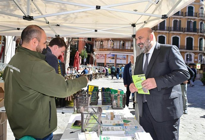 El alcalde de Palma, Jaime Martínez, ha visitado una de las mesas.
