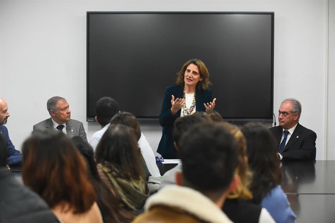 La vicepresidenta tercera del Gobierno y ministra para la Transición Ecológica y el Reto Demográfico, Teresa Ribera (c), durante un encuentro con estudiantes de la Facultad de Ciencias de la Universidad de Málaga.