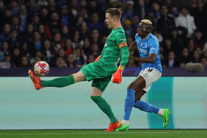21 February 2024, Italy, Naples: Barcelona goalkeeper Marc-Andre ter Stegen (L) and Napoli's Victor Osimhen battle for the ball during the UEFA Champions League round of 16 first leg soccer match between SSC Napoli and FC Barcellona at Diego Armando Marad