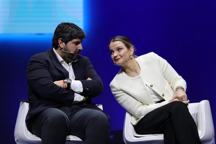 Archivo - El presidente de la Región de Murcia, Fernando López Miras, conversa con la diputada en el Congreso y candidata de los populares para presidir Baleares, Marga Prohens, durante el acto de presentación de candidatos autonómicos del Partido Popular