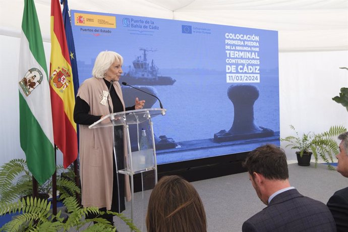 La presidenta de la Autoridad Portuaria de la Bahía de Cádiz, Teófila Martínez, interviene en el acto de colocación de la primera piedra de la Nueva Terminal de Contenedores.