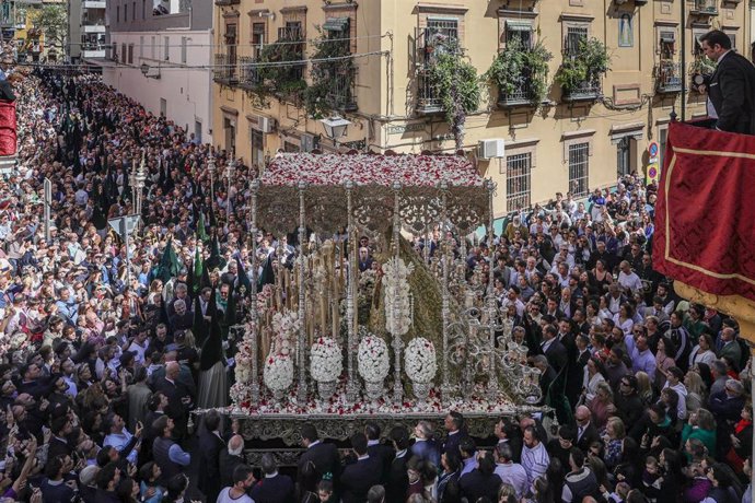 Archivo - El palio de la Virgen de la Esperanza Macarena, al su paso por la calle Escoberos de regreso a la basílica en la salida procesional de la Semana Santa 2023. A 07 de abril de 2023, en Sevilla (Andalucía, España).  