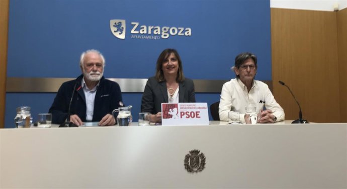 La portavoz del PSOE en el Ayuntamiento de Zaragoza, Lola Ranera, junto al alcalde de Garrapinillos, Mariano Blasco; y el presidente de la Asociación de Vecinos de Casetas y miembro de la Junta de la FABZ, José Luis Almenara
