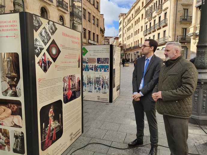 El concejal de Cultura, Ángel Fernández Silva (i), y el presidente de la Junta de Semana Santa de Salamanca, Francisco Hernández (d), observan cubos expositivos en la Plaza del Liceo de Salamanca