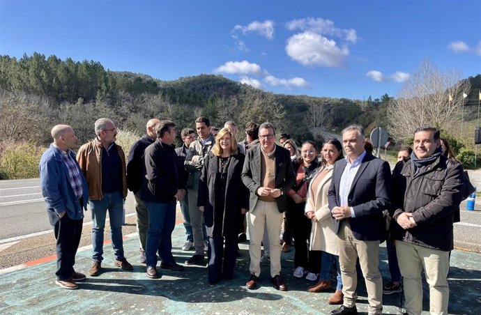 El presidente provincial del PP, Manuel Andrés González, acompañado por el diputado nacional, Manuel García Félix, y los alcaldes y portavoces populares de la comarca de la sierra.