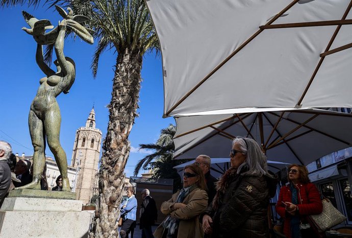 Un grup de persones assisteix a l'acte en commemoració del Dia Europeu de les Víctimes del Terrorisme, en la Plaa de la Reina
