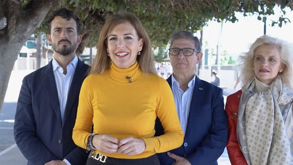 La diputada nacional de Vox por Málaga Patricia Rueda, acompañada por el también diputado Carlos Hernández y miembros del Grupo Municipal Vox Marbella (Málaga).