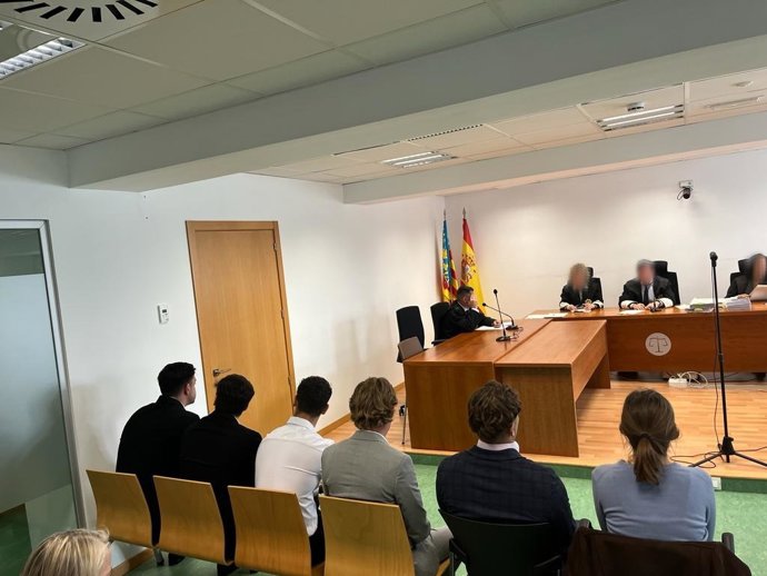 Els cinc acusats en la banqueta de l'Audincia d'Alacant juntament amb la traductora