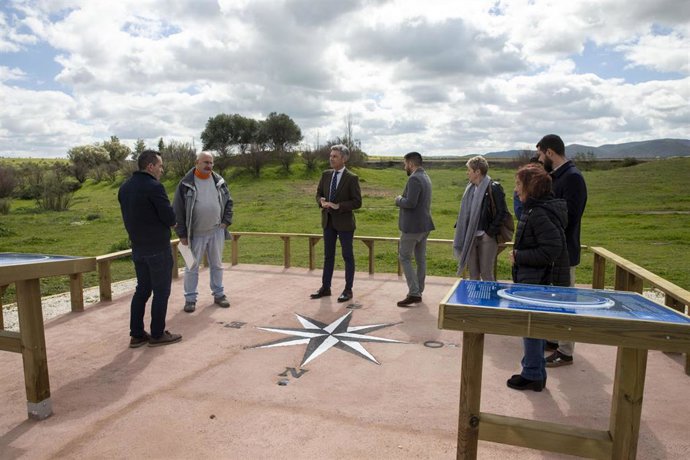 El vicepresidente primero y delegado de Infraestructuras, Sostenibilidad y Agricultura de la Diputación de Córdoba, Andrés Lorite (tercero por la izda.), visita el nuevo punto de observación estelar de Peñarroya-Pueblonuevo.