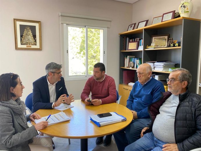 Sebastián Hidalgo con el presidente de la junta vecinal de Guadalcacín.