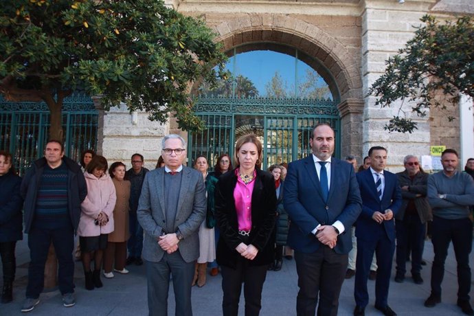 La presidenta de la Diputación de Cádiz, Almudena Martínez, junto a la corporación provincial mantiene un minuto de silencio con motivo del 20 aniversario del atentado terrorista del 11M a las puertas de la Diputación Provincial.
