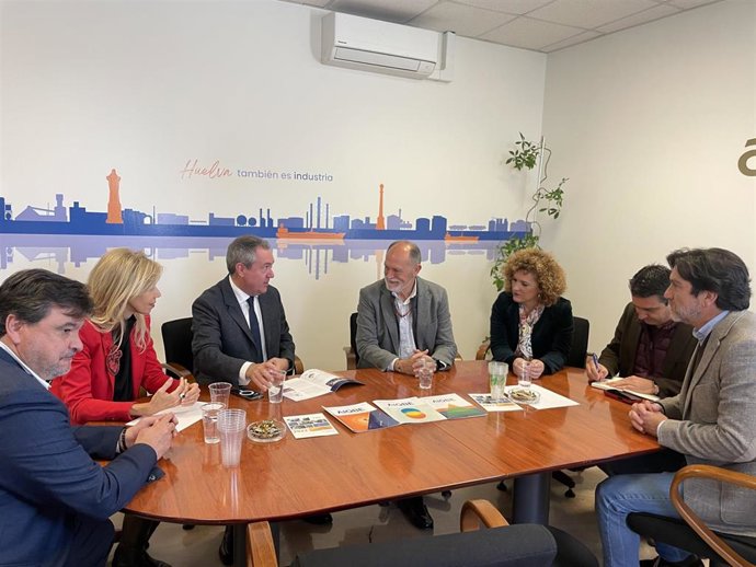 El secretario general del PSOE-A y portavoz del Grupo socialista en el Senado, Juan Espadas, junto a otros socialistas onubenses, en su reunión con Aiqbe.