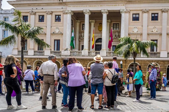 Archivo - Turistas en la Plaza de San Juan de Dios de Cádiz.