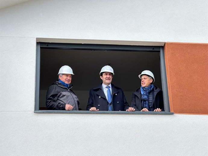 El alcalde de Carracedelo, el consejero de Medio Ambiente y el delegado territorial de la Junta en León, durante la visita a las obras.