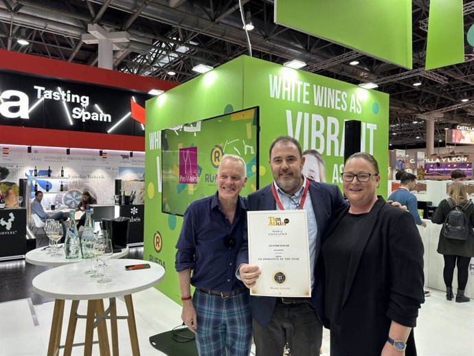 Tim Atkin  entrega a  otorga a Vicente Orihuela, de Bodega Cuatro Rayas, el premio Cooperativa del año en los DO Rueda Awards, celebrados en el marco de Prowein 2024.