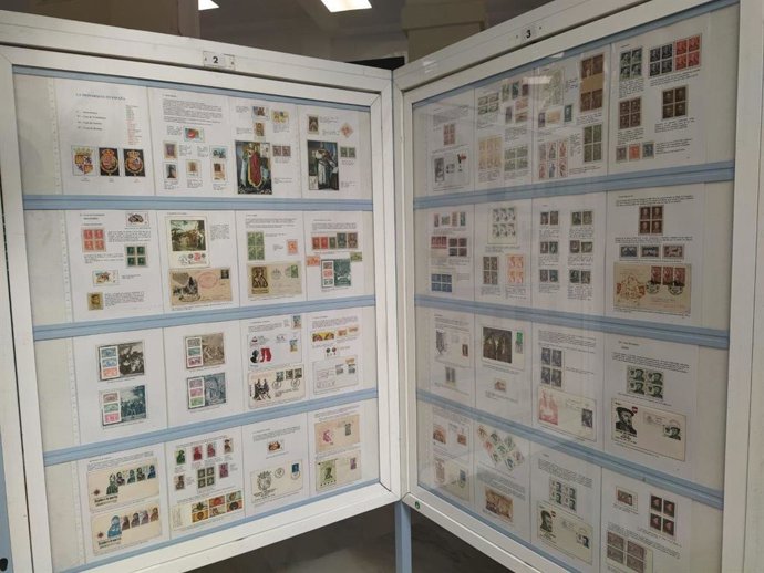 Panel de la exposición 'La Monarquía en España' de la oficina principal de Correos.