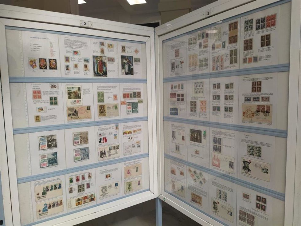 Panel de la exposición 'La Monarquía en España' de la oficina principal de Correos.