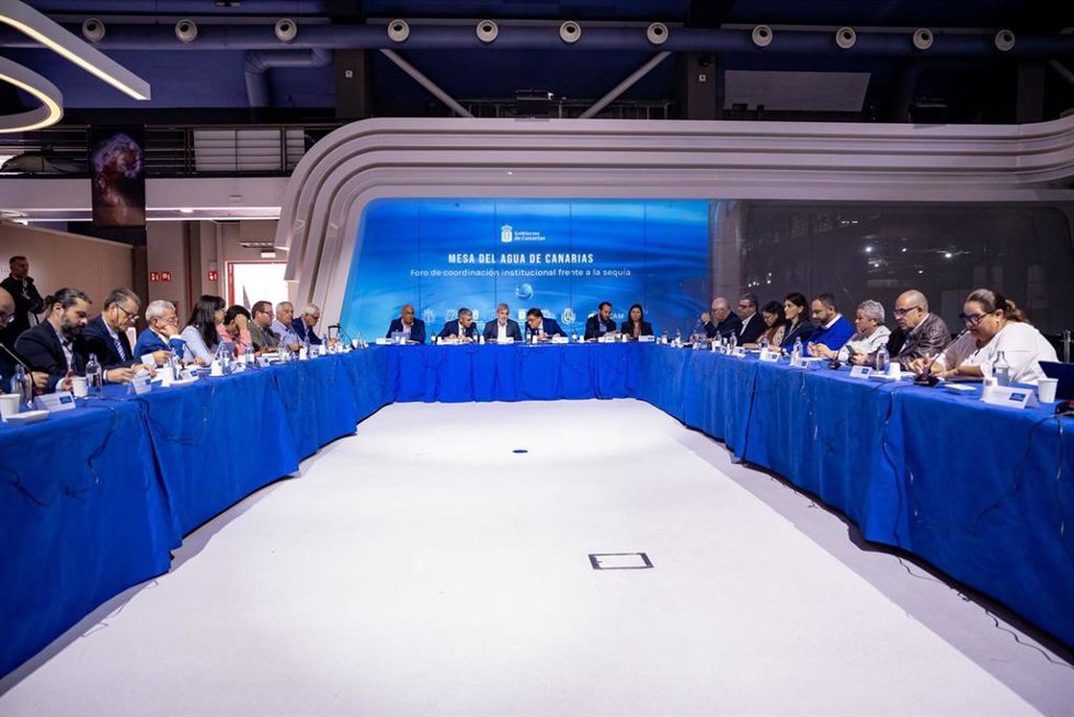 El presidente de Canarias, Fernando Clavijo, preside la Mesa del Agua de Canarias