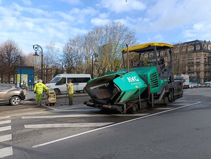 Trabajos viarios en la avenida de la Costa, Gijón. (Archivo)