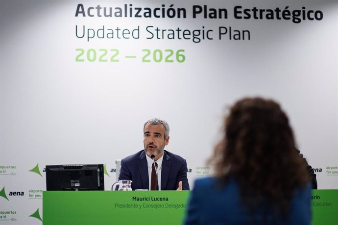 El presidente y consejero delegado de Aena, Maurici Lucena, durante una rueda de prensa, en el Aeropuerto Adolfo Suárez Madrid-Barajas