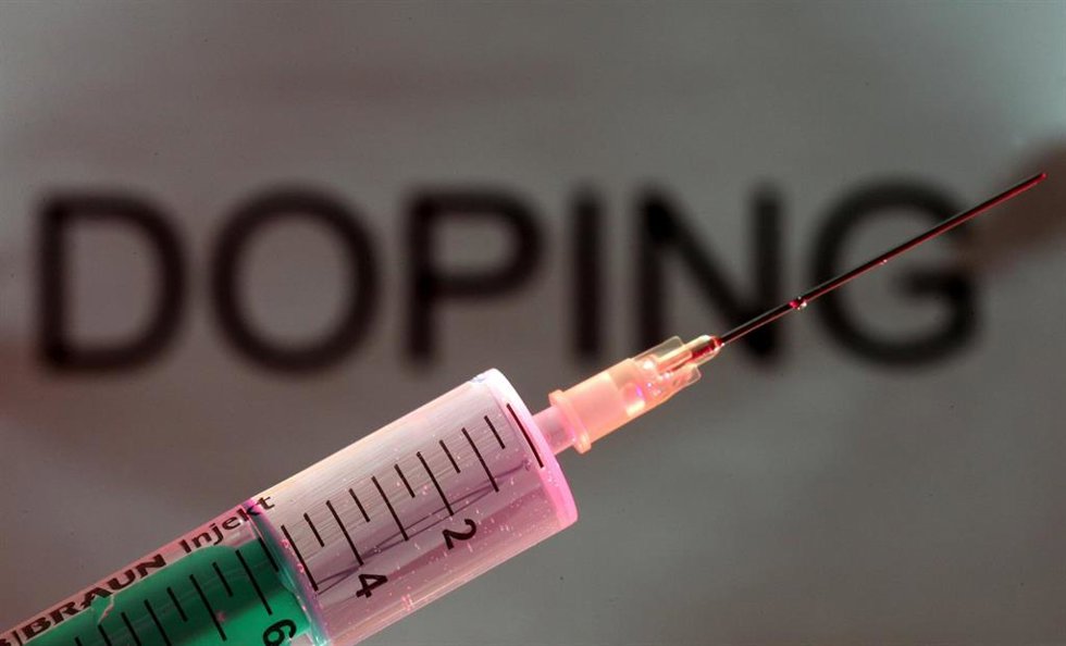 Archivo - Foto de una jeringuilla, delante de la palabra doping. 