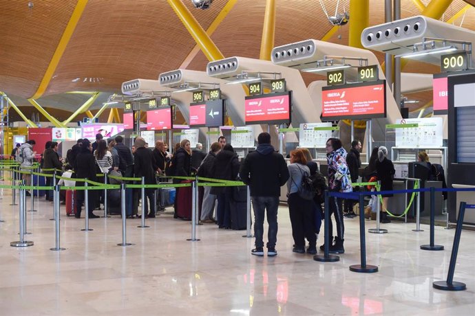 Archivo - Varios viajeros en el en el aeropuerto Adolfo Suárez Madrid-Barajas, a 7 de enero de 2024, en Madrid (España). 