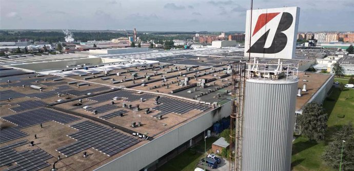Archivo - Fotografía aérea de la fábrica de Bridgestone en Burgos, con la cubierta llena de paneles.