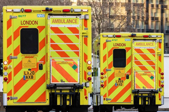 Archivo - Ambulancias en Londres