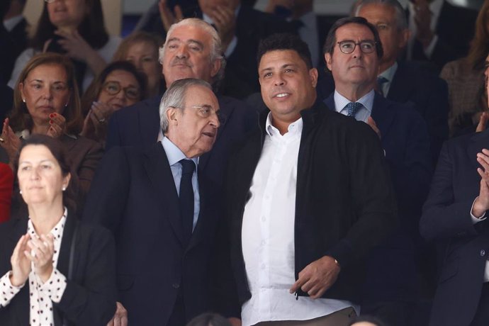 Archivo - Ronaldo Nazario junto a Florentino Pérez en el palco del Estadio Santiago Bernabéu