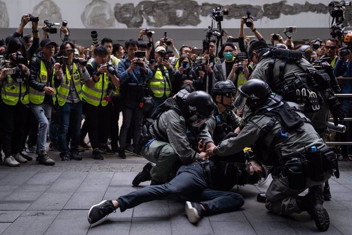 Archivo - Policías detienen a un manifestante en una protesta por la democracia en Hong Kong