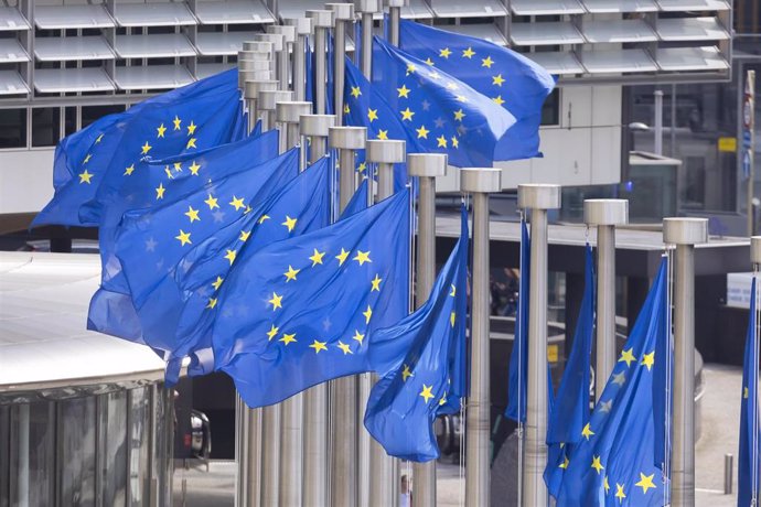 Archivo - May 19, 2023, Brussels, France, Belgium: Brussels, Belgium Mai 19, 2023 - European flags fly at the entrance of the European Commission headquarters. The European Commission has revised the growth outlook upwards to 1% in 2023 in the EU, compare