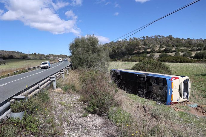 El autobús del Imserso que ha volcado en el kilómetro 5 de la carretera Ma-4030, 11 de marzo de 2024, en Mallorca, Baleares (España).