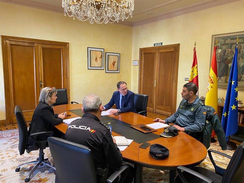 El subdelegado del Gobierno en Zamora, Ángel Blanco, en la reunión semanal de coordinación con Policía y Guardia Civil, en la que han abordado el corte llevado a cabo en la A-62 por los agricultores.