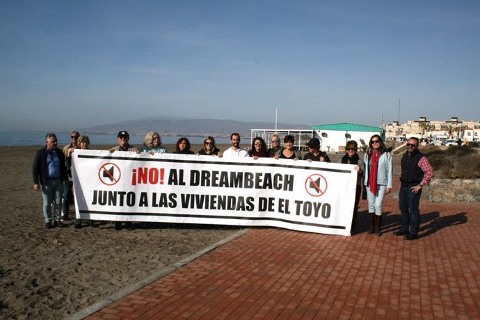 Archivo - Portavoces de la asociación vecinal 'No al Dreambeach en El Toyo'