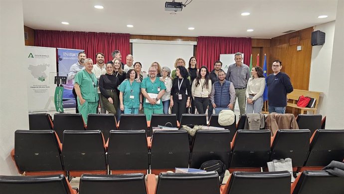 Profesionales de los equipos quirúrgicos del Hospital Universitario Punta de Europa de Algeciras (Cádiz) en un curso sobre prótesis fonatorias