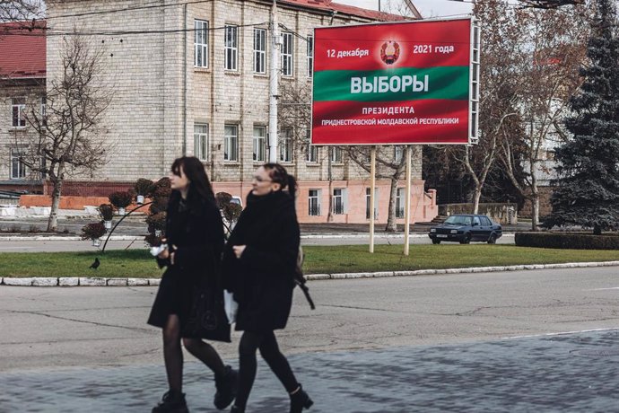 Archivo - Archivo -Dos personas caminan por la capital de la región separatista moldava, Tiraspol