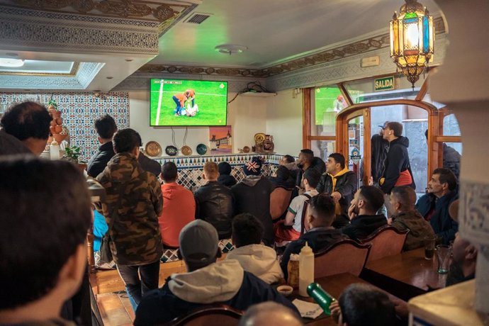 Archivo - Seguidores marroquíes siguen el partido de fútbol entre Croacia y Marruecos del Mundial de Qatar 2022, en el bar Al Bahía, a 17 de diciembre de 2022, en Madrid (España). 