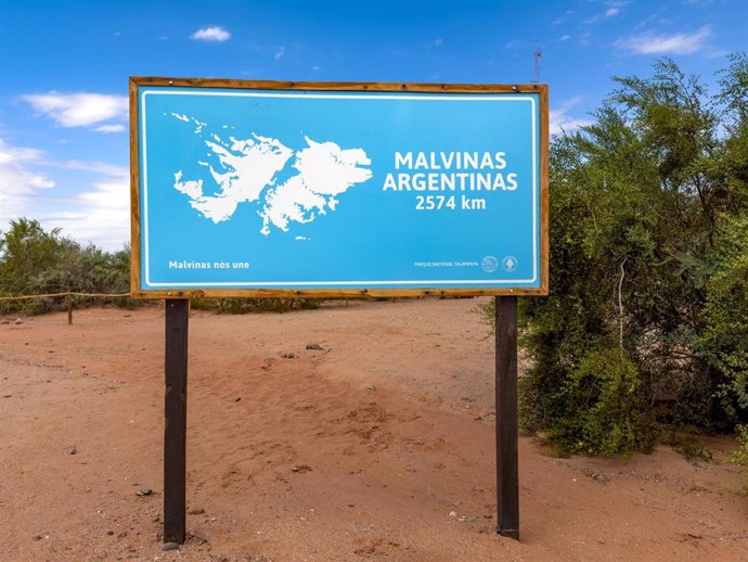 Archivo - Cartel con un mapa de las islas Malvinas en Argentina