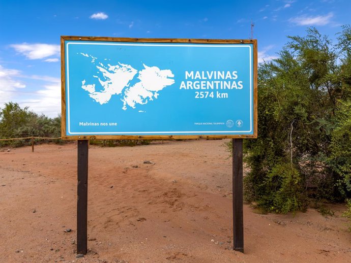 Archivo - March 31, 2023, La Rioja, Argentina: A sign claiming the Malvinas Argentinas, or Falkland Islands, in Talampaya National Park, La Rioja Province, Argentina.